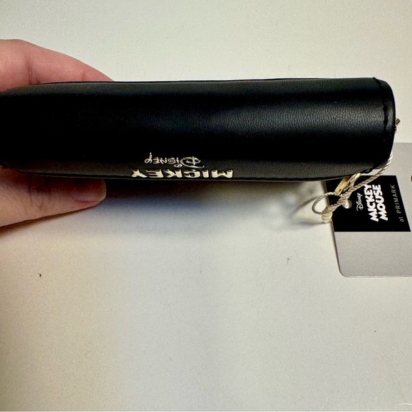 NWT. Disney small wallet. Disney’s Mickey Mouse zipper closure wallet - Picture 5 of 11